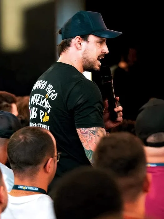 Lucas Viana no palco do Digital Summit